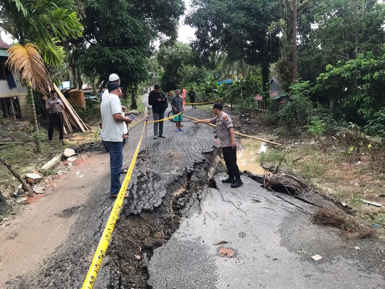 MEMBAHAYAKAN: Jalan di Mamburungan, Tarakan Timur mengalami longsor sejak lama. Puncaknya kemarin (13/1), jalan tersebut akhirnya ditutup sementara.