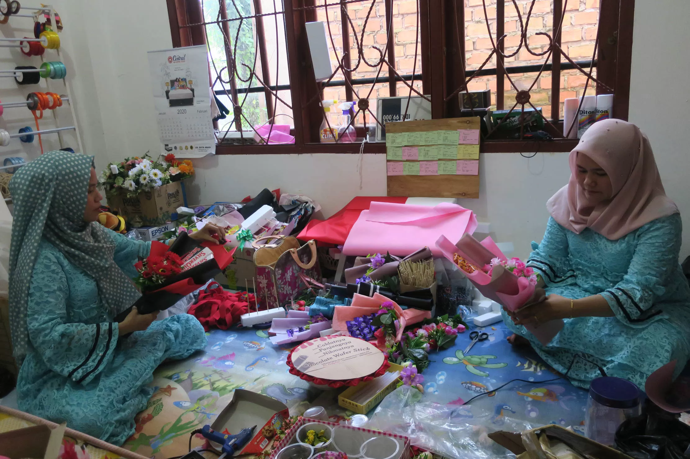 Founder Project Salfa, Fatmawati (25) menggandeng Fitriani (28) berbisnis toko hadiah.