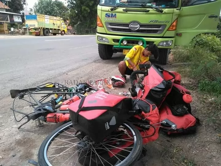 PERJUANGAN: Mahir si penjelajah Nusantara dengan menggunakan sepeda harus berjuang seorang diri ketika sepeda yang dikayuhnya rusak.