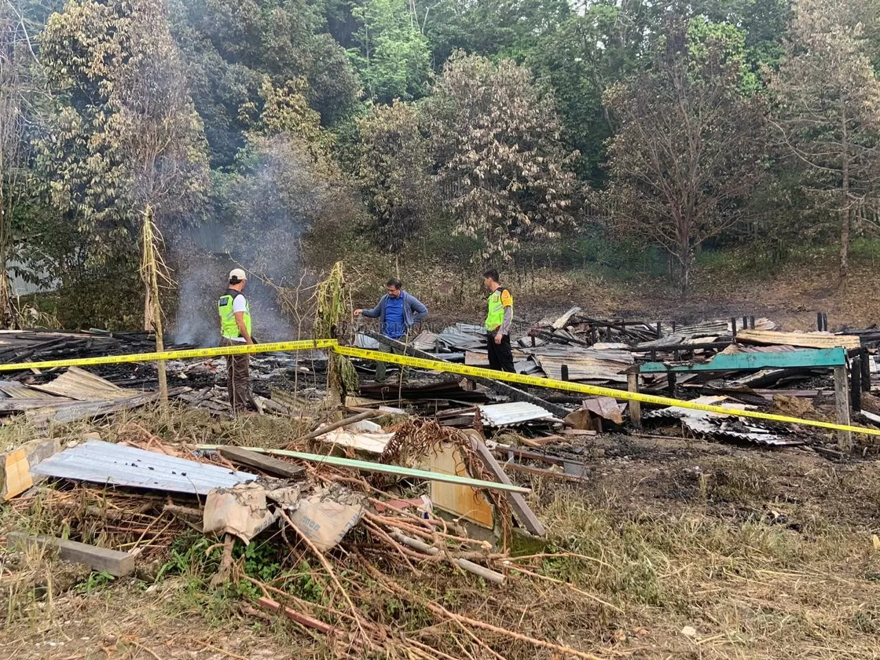 LUDES: Personel Polres Bulungan melakukan olah tempat kejadian perkara (TKP) pasca kebakaran yang menghanguskan gedung SMPN 2 Tanjung Palas di Desa Antutan, Minggu (19/1) dini hari.