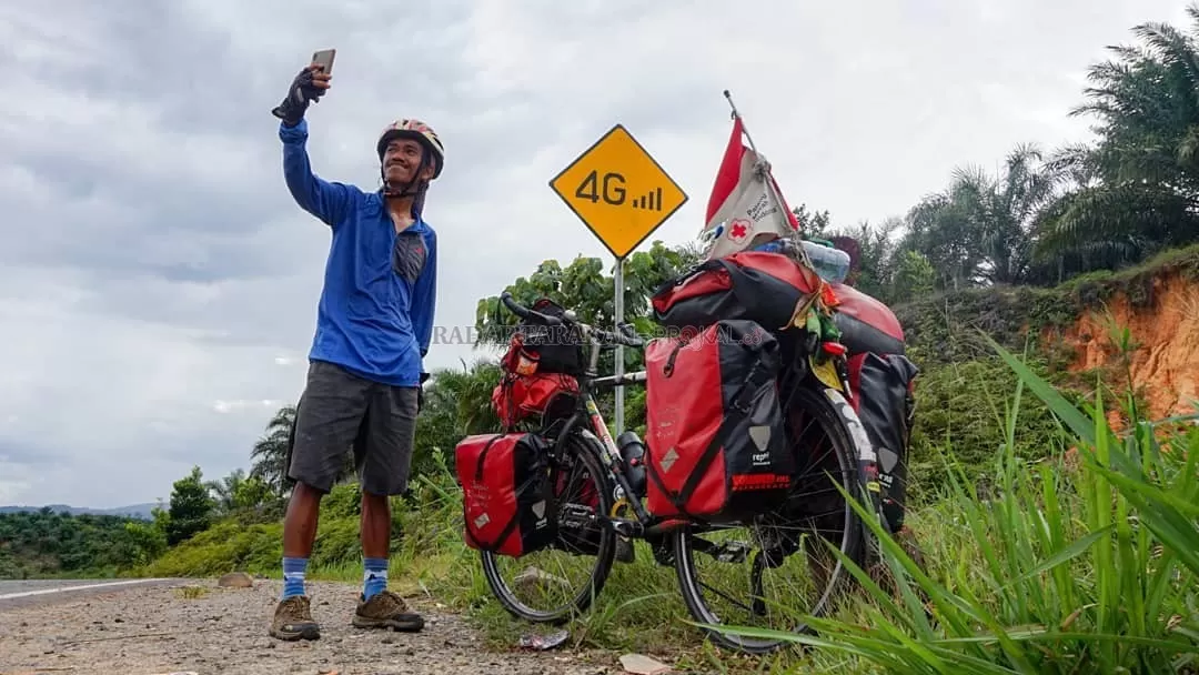 CERIA: Mahir, si penjelajah Nusantara dengan hanya menggunakan sepeda tetap ceria sekalipun sudah melalui perjalanan yang luar biasa.
