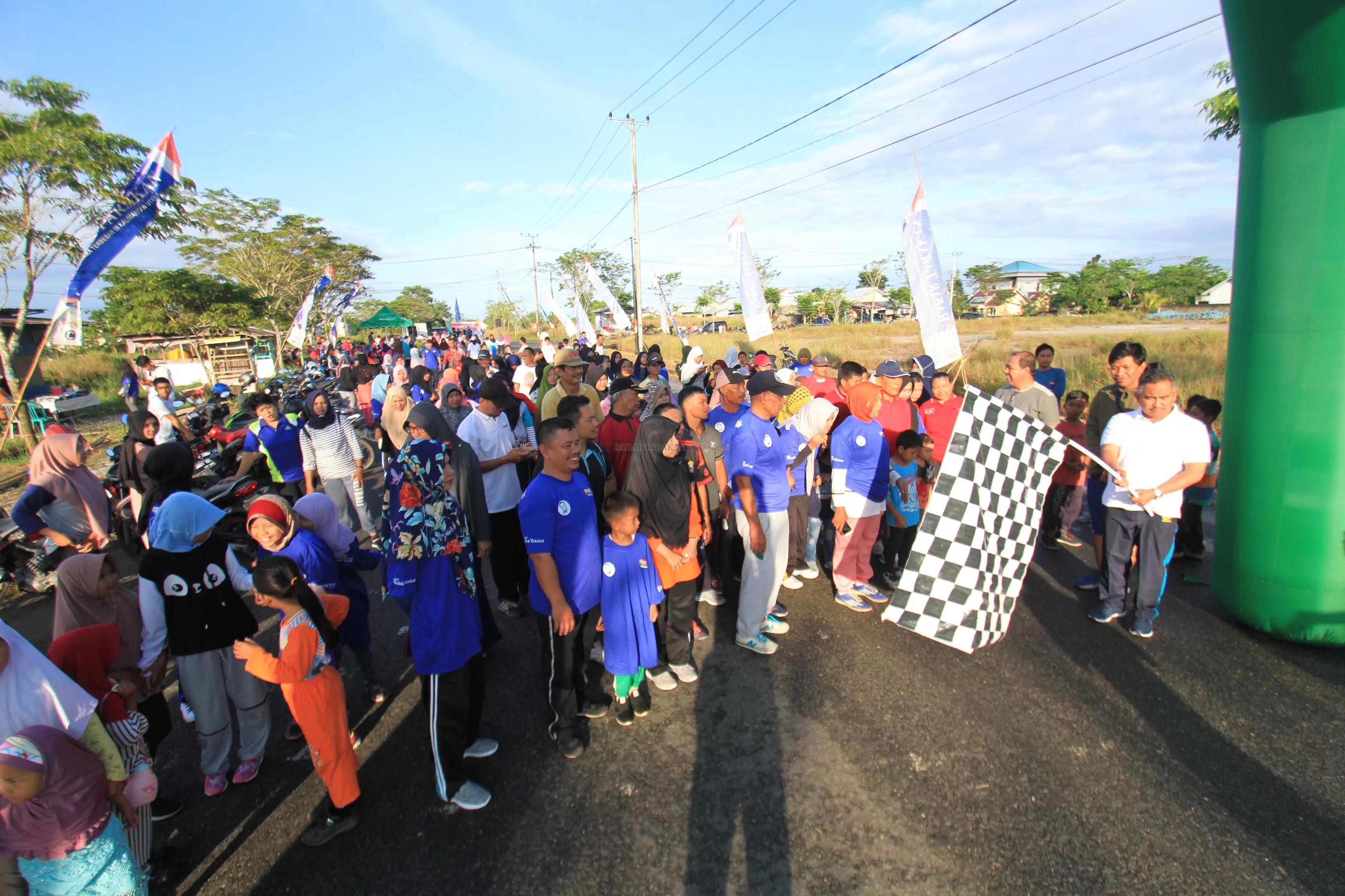 SEHAT BERSAMA WARGA: Wali Kota Tarakan dr. Khairul, M.Kes, (kanan) melepas warga yang mengikuti kegiatan jalan sehat dan senam sehat keliling yang digagas Radar Tarakan, kemarin (19/1).