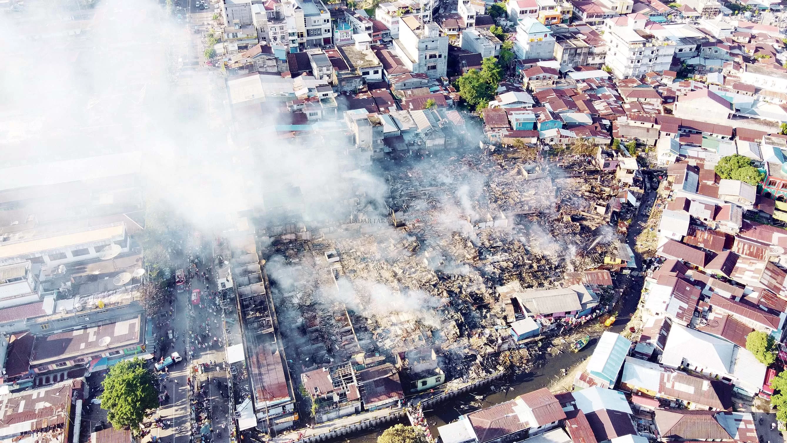 LUDES DALAM SEKEJAP: Api meratakan RT 24 di Kelurahan Sebengkok, Tarakan Tengah, yang di dalamnya berdiri Pasar Batu, kemarin (20/1). Tiga RT lain terdampak kebakaran hebat ini.