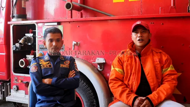 SANG PEJUANG: Sujiwo Taruna Bangsa (baju biru) dan Muhammad Fadlani (baju oranye) saat berbagi pengalaman dalam menjalankan tugas kepada Radar Tarakan, Rabu (22/1).