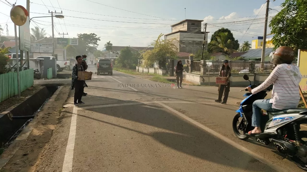 SOLIDARITAS: Anggota Paripurna Paskibraka Indonesia (PPI) KTT melakukan penggalangan dana untuk korban kebakaran di Kelurahan Sebengkok, Kota Tarakan, Rabu (22/1).