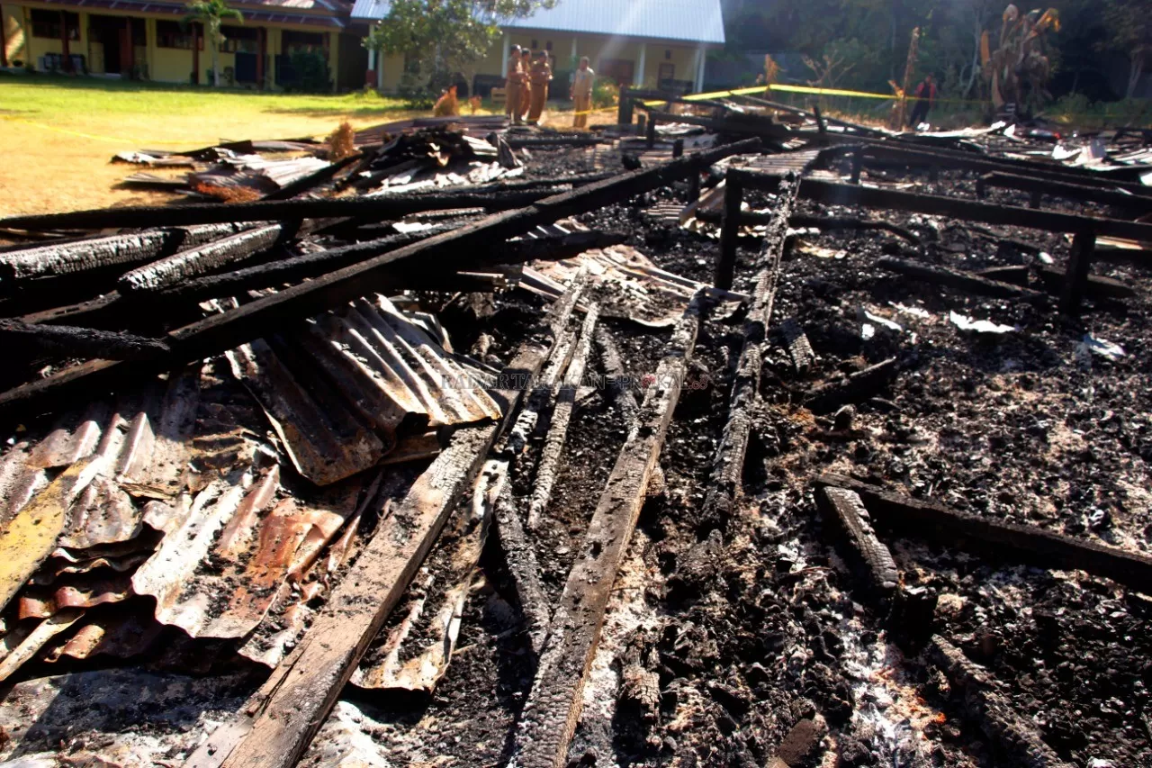 TAK TERSISA: Penyebab terbakarnya gedung sekolah SMPN 2 Tanjung Palas hingga rata dengan tanah pada Minggu (19/1) dini hari belum sumber apinya.