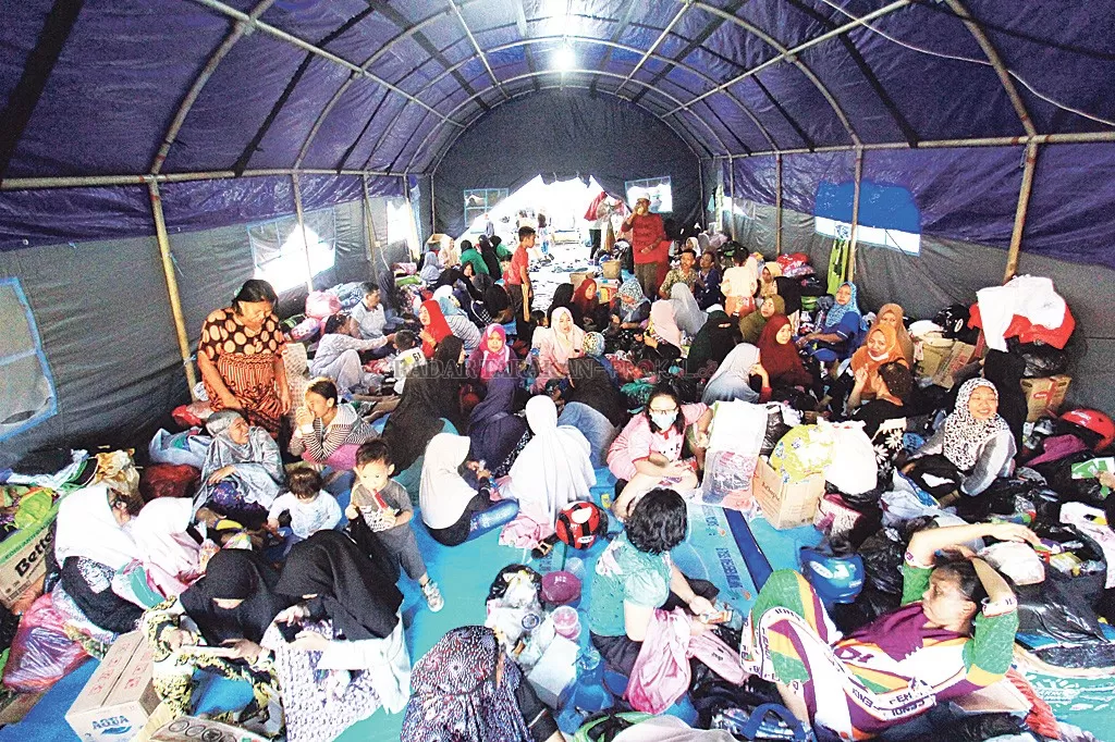 DALAM TENDA: Kondisi pengungsian yang berada di dalam tenda pengungsian saat hujan deras mengguyur Bumi Paguntaka sebelum dievakuasi ke lantai 2 Masjid At-Taqwa, Minggu (26/1).