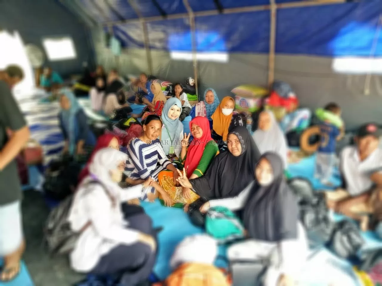 BENTUK PENDAMPINGAN: Tim HIMPSI Wilayah Kaltara saat melakukan pendampingan di tenda posko pengungsian, Jumat (24/1).