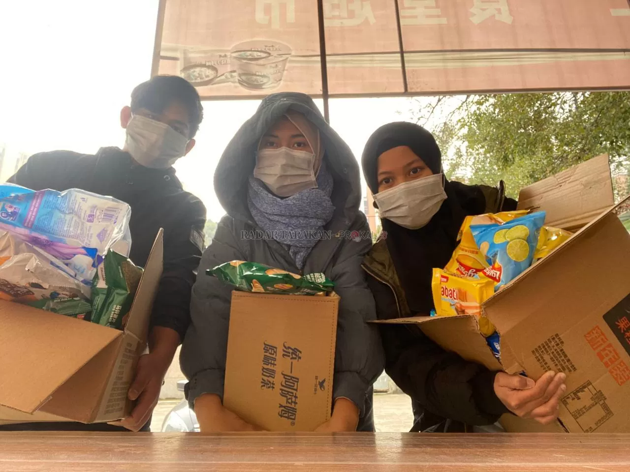 MENYETOK LOGISTIK: Tiga mahasiswa asal Kaltara di Huangshi, Tiong kok usai berbelanja logistik untuk beberapa hari ke depan, Senin (27/1).