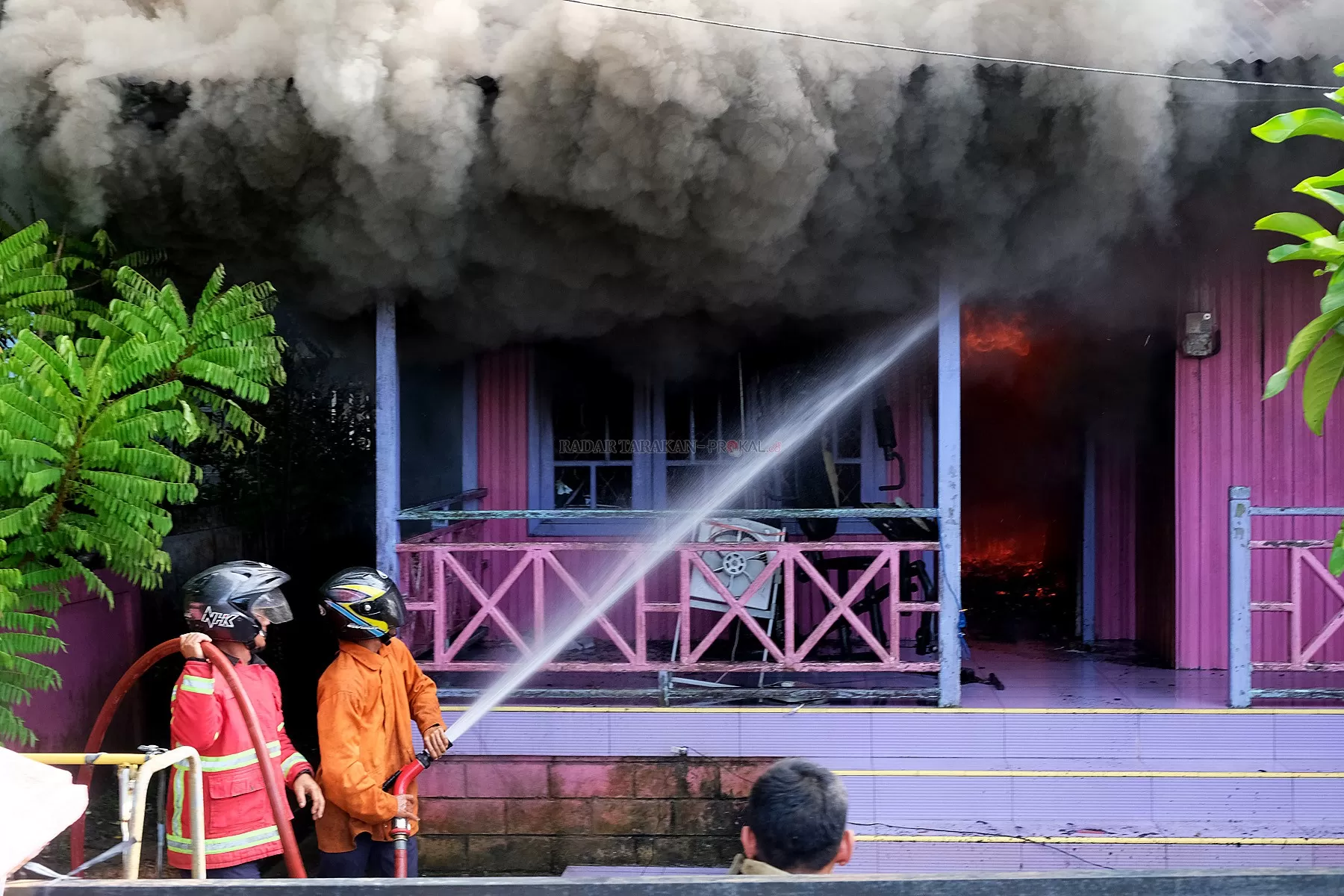 TERBAKAR: Petugas dari pemadam kebakaran dibantu anggota TNI dan Polri saat memadamkan api di rumah warga RT 13, Jl. Swadaya, Desa Malinau Kota, Selasa (28/1).