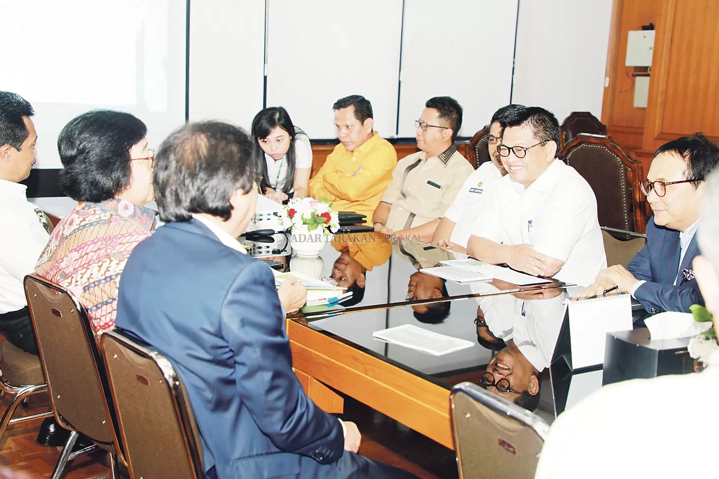 AUDIENSI: Gubernur Kaltara, Dr. H. Irianto Lambrie beraudiensi dengan Menteri LHK Siti Nurbaya Bakar terkait status lahan tambak di Kaltara, di Kantor KLHK, Rabu (29/1).