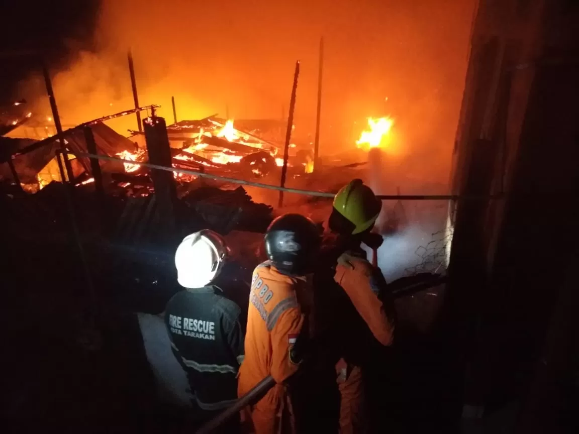 HANGUSKAN: Petugas pemadam saat berusaha memadamkan api, yang menghanguskan rumah warga RT 13, Kelurahan Lingkas Ujung, pukul 04.00 Wita. FOTO: AGUNG/RADAR TARAKAN