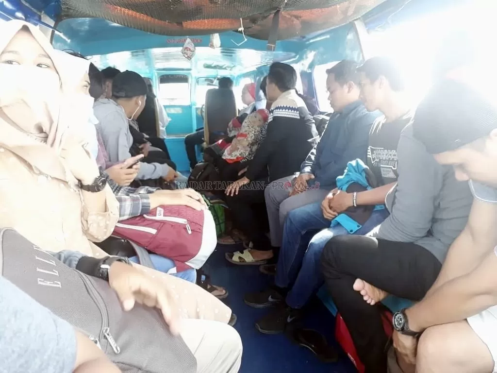 MENGIKUTI: Para penumpang speedboat tujuan Tarakan dari KTT dipadati oleh peserta tes CPNS, Minggu (9/2). FOTO: RIKO/RADAR TARAKAN