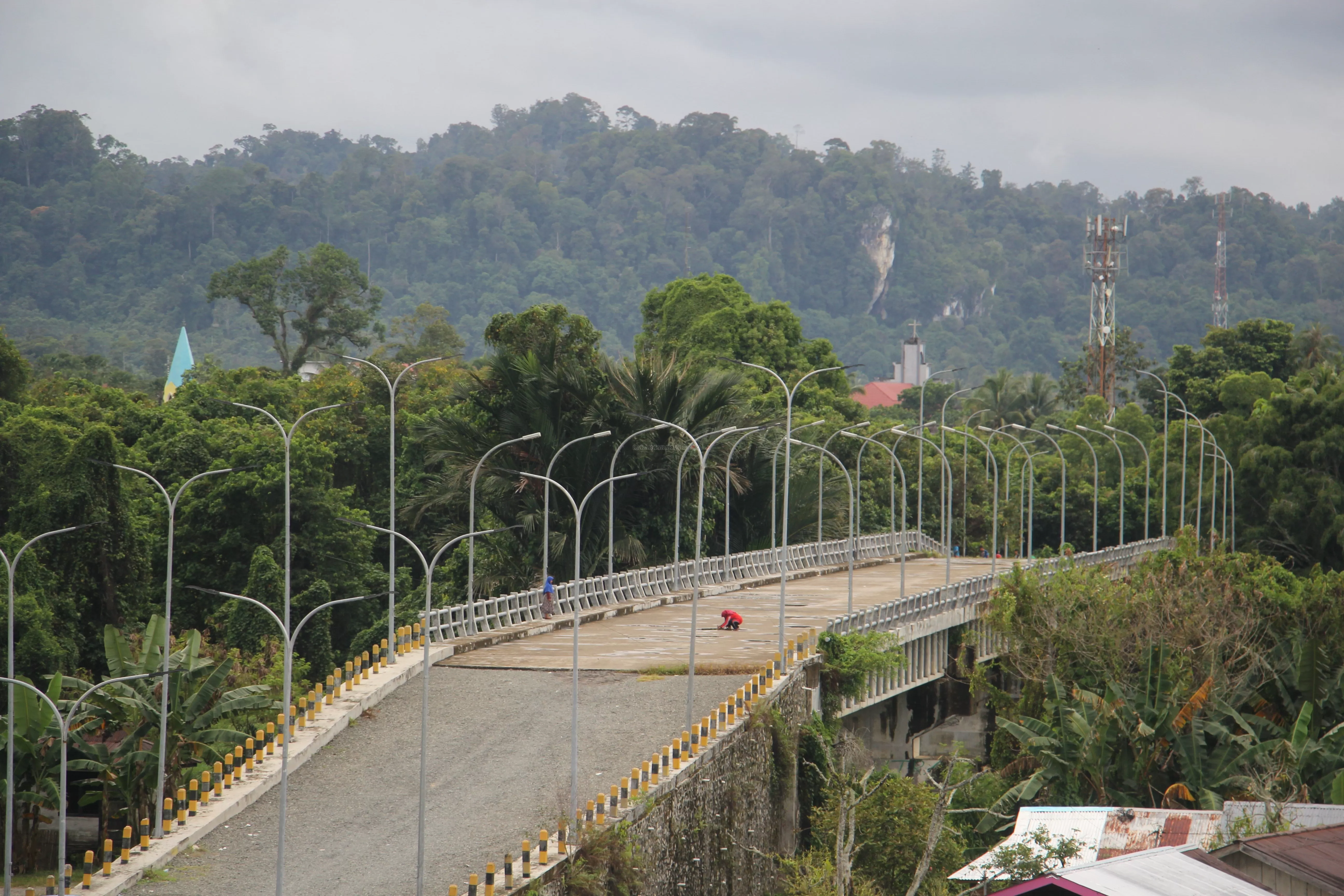 TAK DIFUNGSIKAN: Jembatan Meranti, Tanjung Selor sampai saat ini terkesan mangkrak lantaran tak difungsikan. FOTO: PIJAI PASARIJA/RADAR KALTARA
