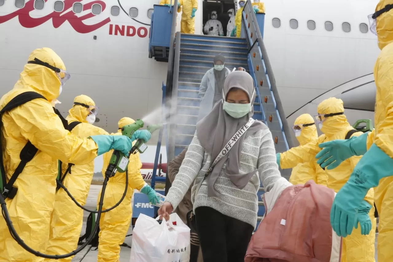 EVAKUASI: Mahasiswa Indonesia saat mendarat di Indonesai setelah dievakuasi dari Tiongkok.
