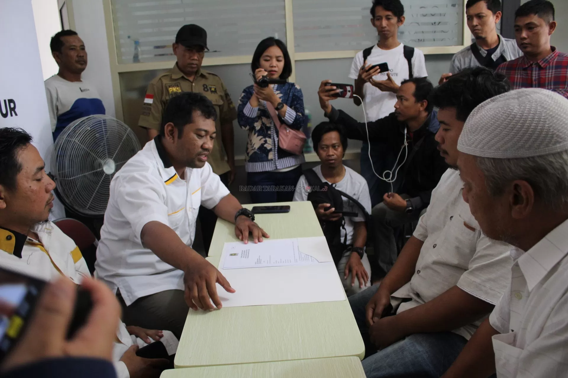 BENTUK KESERIUSAN: Tim H. Irwan Sabri (kanan) mendaftar ke DPW PKS Kaltara di Tarakan, Kamis (20/2).
