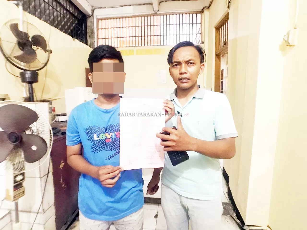 AKUI PERBUATAN: Pelaku (kiri) diamankan petugas kepolisian setelah melakukan pelecehan seksual terhadap anak di bawah umur di sebuah kafe di Jalan Kusuma  Bangsa, Tarakan Timur.