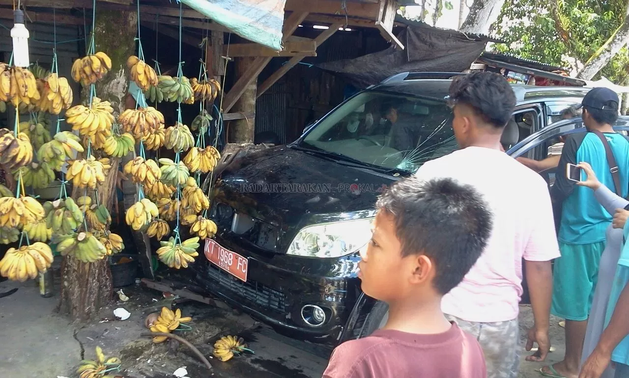 KEHILANGAN KENDALI: Toyota Rush dengan nomor pelat KT 1968 FC saat menabrak dagangan warga di Jalan Pulau Banda, Kampung Satu Skip, kemarin (23/2).