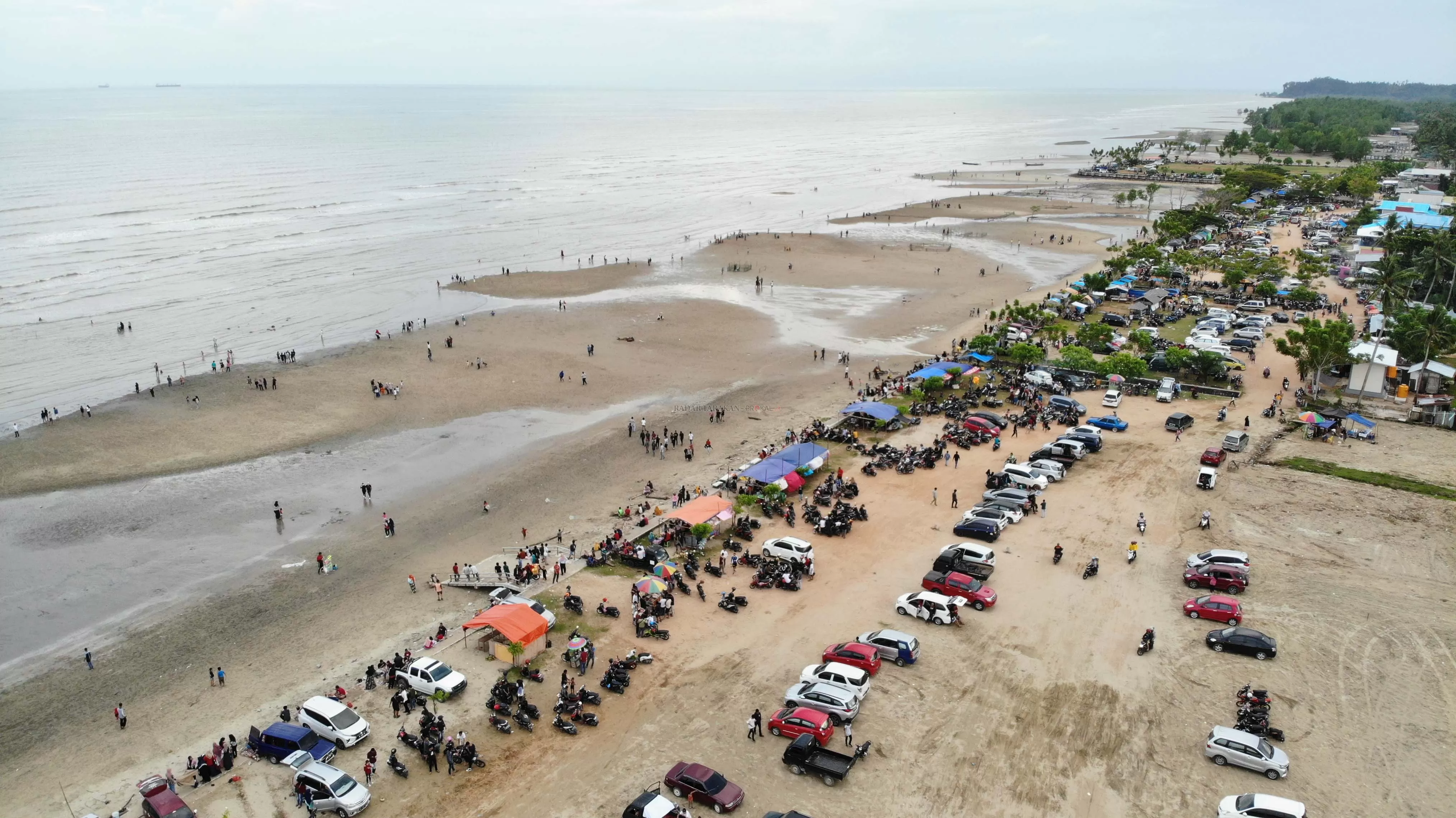 PATUT DIKEMBANGKAN: Kawasan wisata Pantai Amal rencananya akan dibenahi pemerintah dengan cara menawarkannya ke investor.