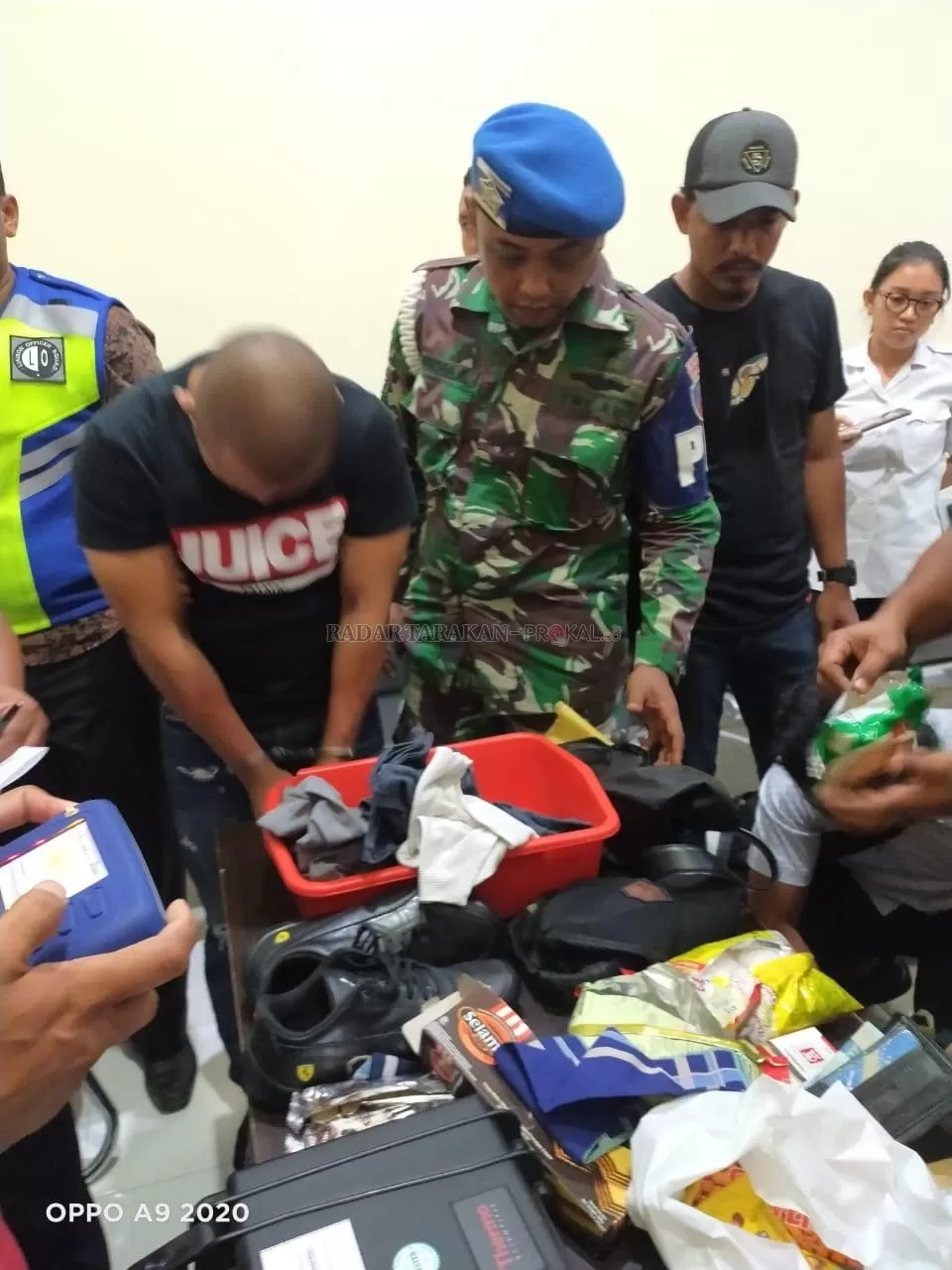 DIAMANKAN: Pelaku penyelundupan narkotika Mario Atihuta (kiri) di Bandara Juwata Tarakan yang diamankan petugas avsec dan Lanud Anang Busra, (27/2).