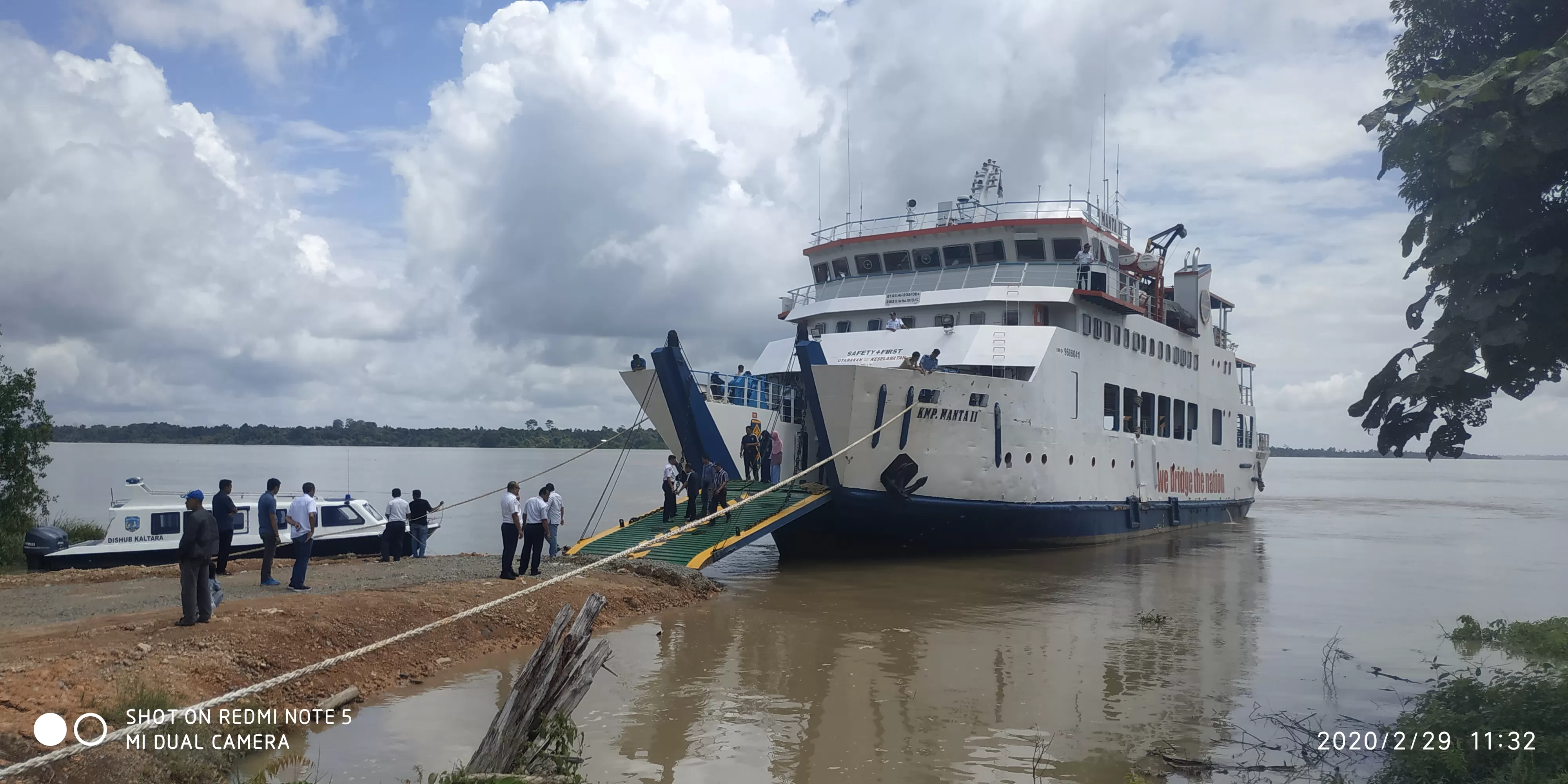 UJI COBA: Kapal Feri KMP Manta II melakukan uji coba dan bersandar di Pelabuhan Desa Sebawang, Tana Tidung, Sabtu (29/2).  FOTO: DISHUB UNTUK RADAR KALTARA
