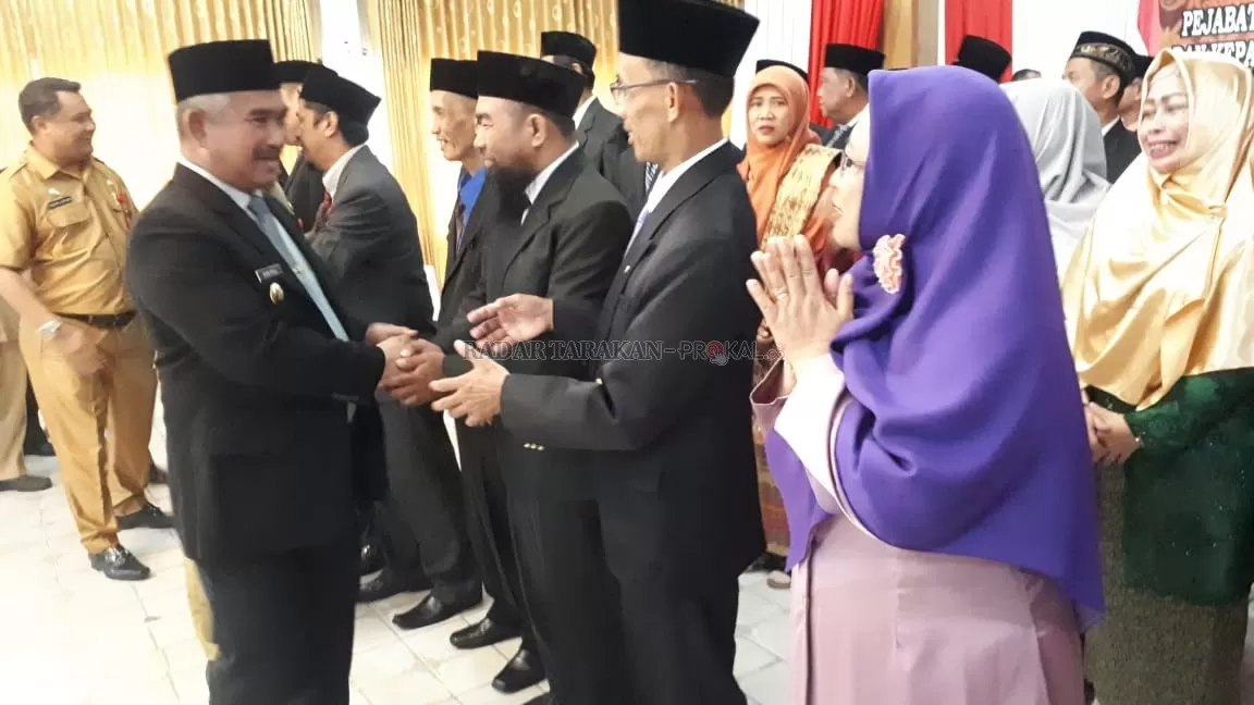 RESMI DILANTIK: Wali Kota Tarakan, dr Khairul memberikan selamat kepada para pejabat yang resmi dilantik, Senin (2/3).