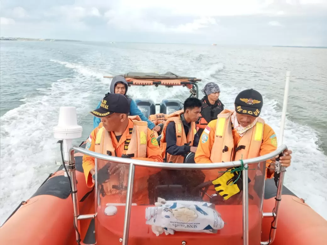 LANJUTAN PENCARIAN: Pencarian nelayan tenggelam oleh tim SAR gabungan di perairan Pulau Baru belum menemui hasil, kemarin (3/3).