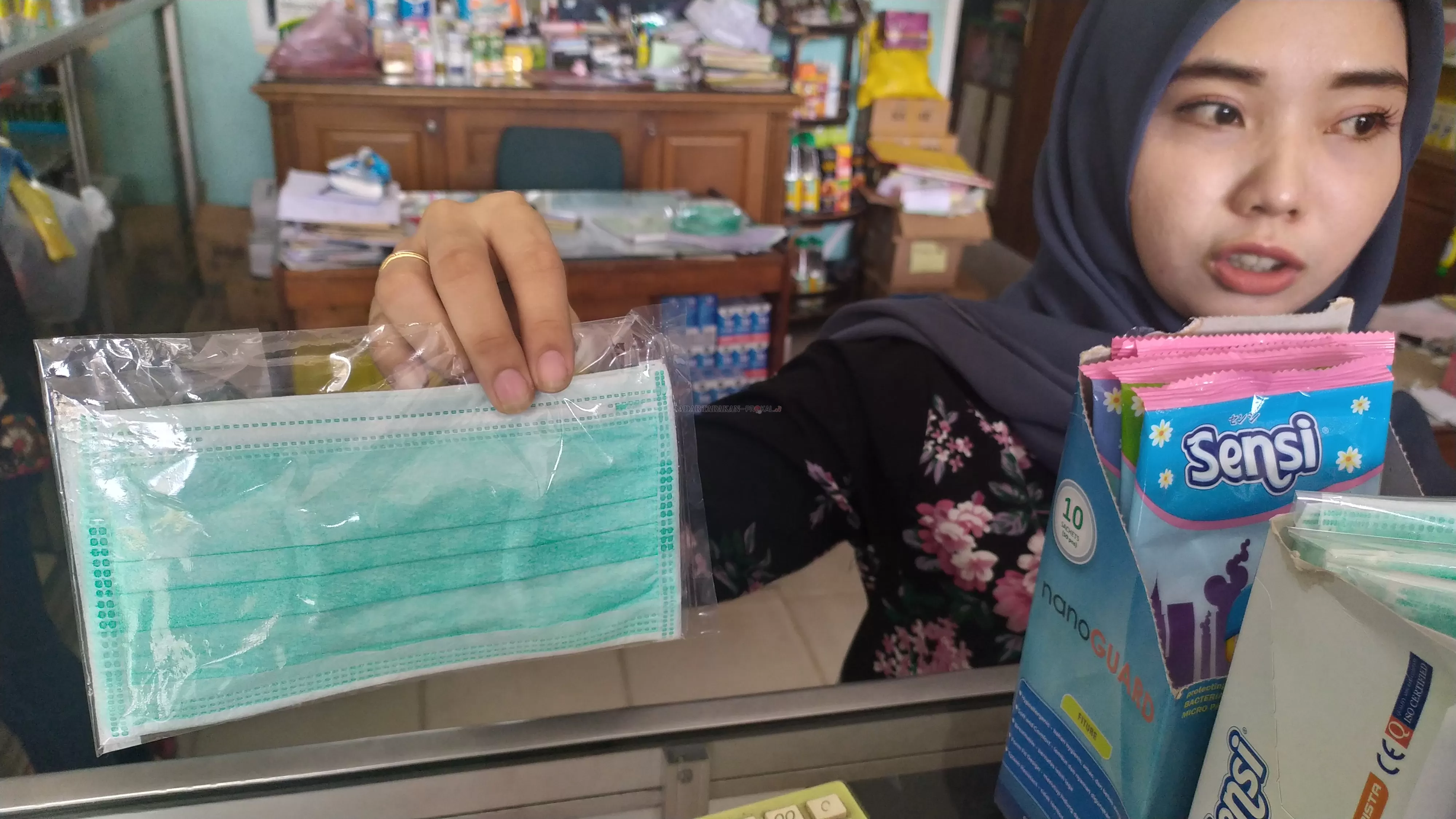 IFRANSYAH/RADAR TARAKAN/LANGKA:Seorang karyawan apotek menunujukan masker yang dijual terbatas ditarakan,selasa (10/3)