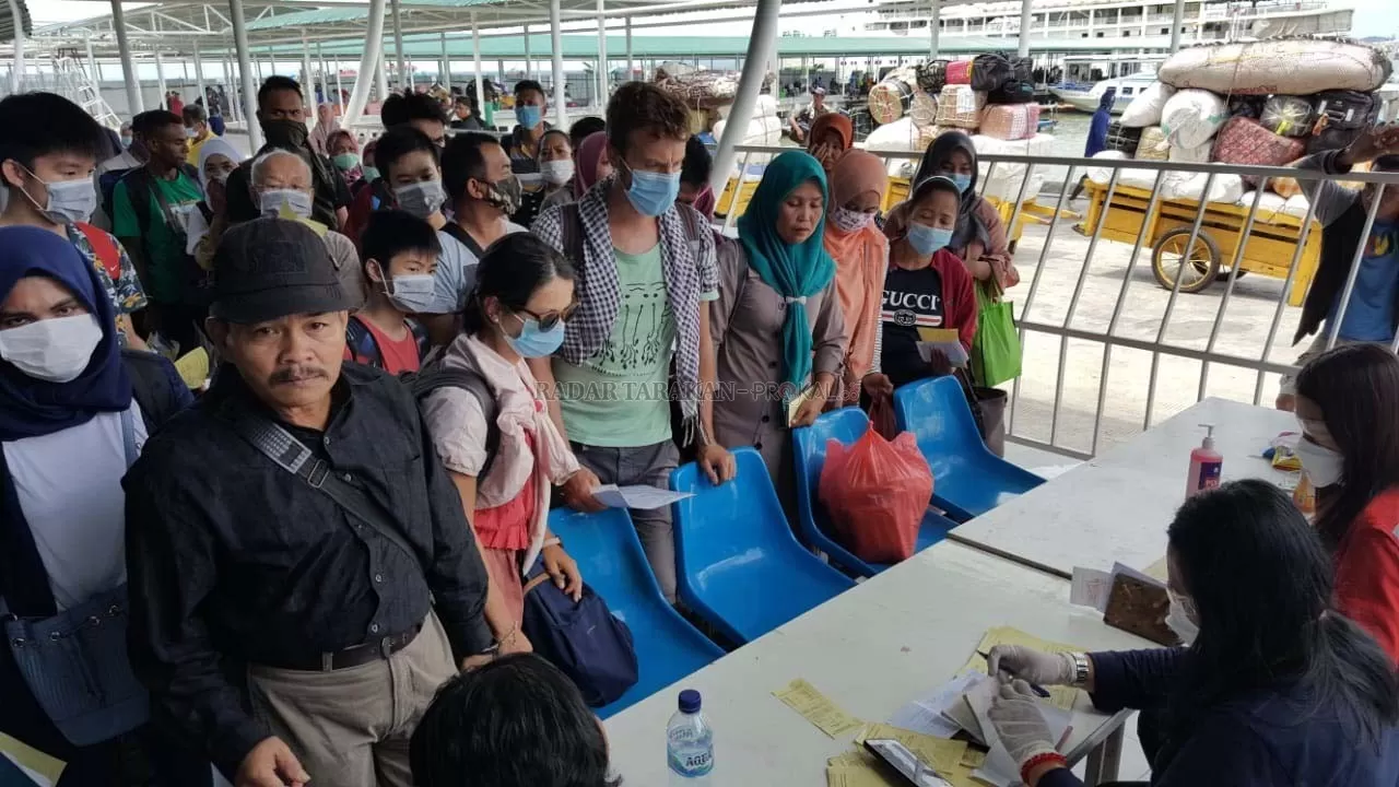 KEDATANGAN DARI MALAYSIA: Malaysia resmi lockdown, Rabu (18/3). Namun aktivitas penyeberangan di Pelabuhan Internasional Tunon Taka Nunukan masih berjalan, Selasa (17/3).