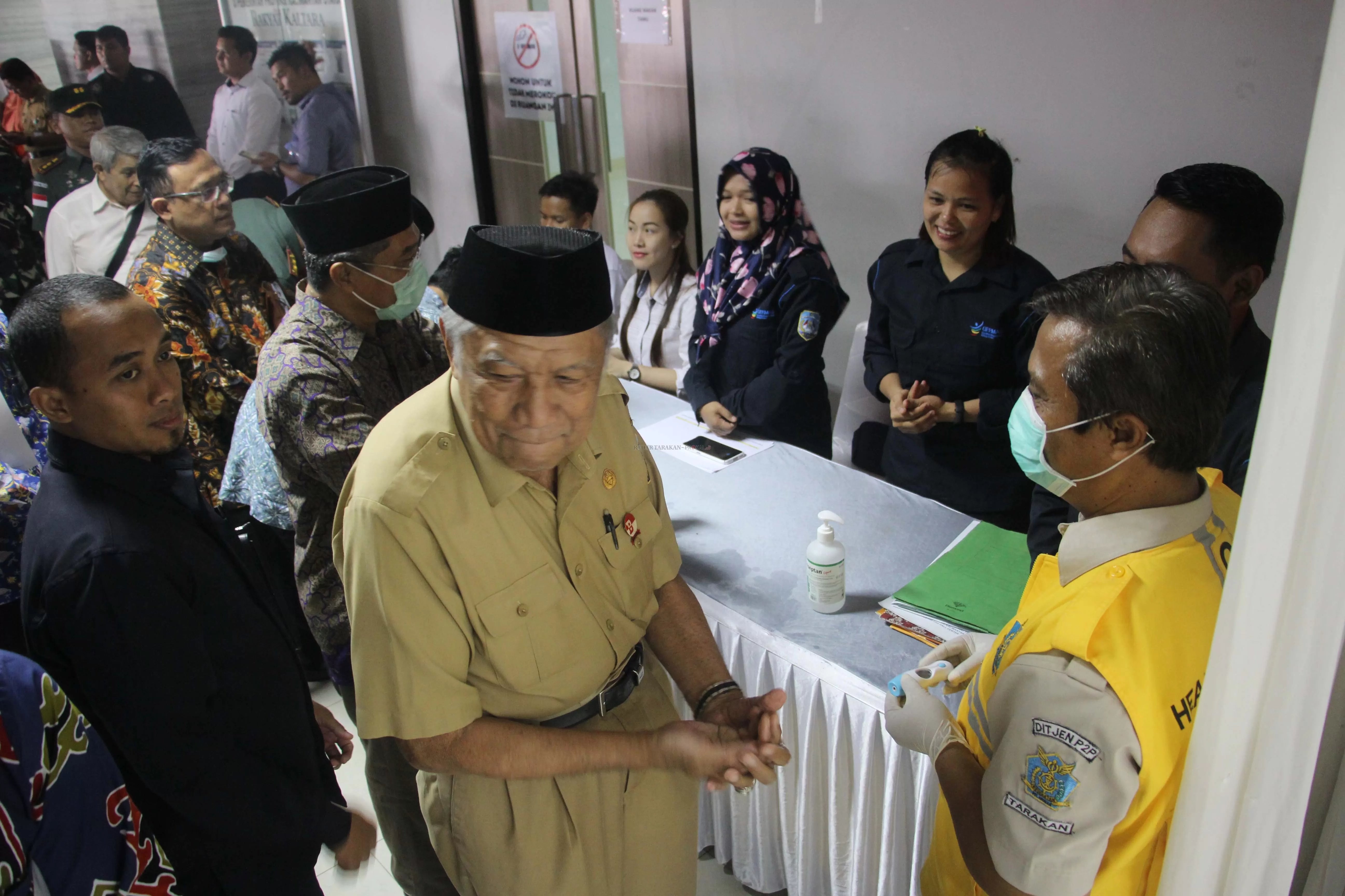 DICEK KESEHATANNYA: Wakil Gubernur Kaltara H. Udin Hianggio saat akan memasuki ruangan rakor antisipasi penyebaran pandemi Covid-19 di Tanjung Selor, Selasa (17/3).
