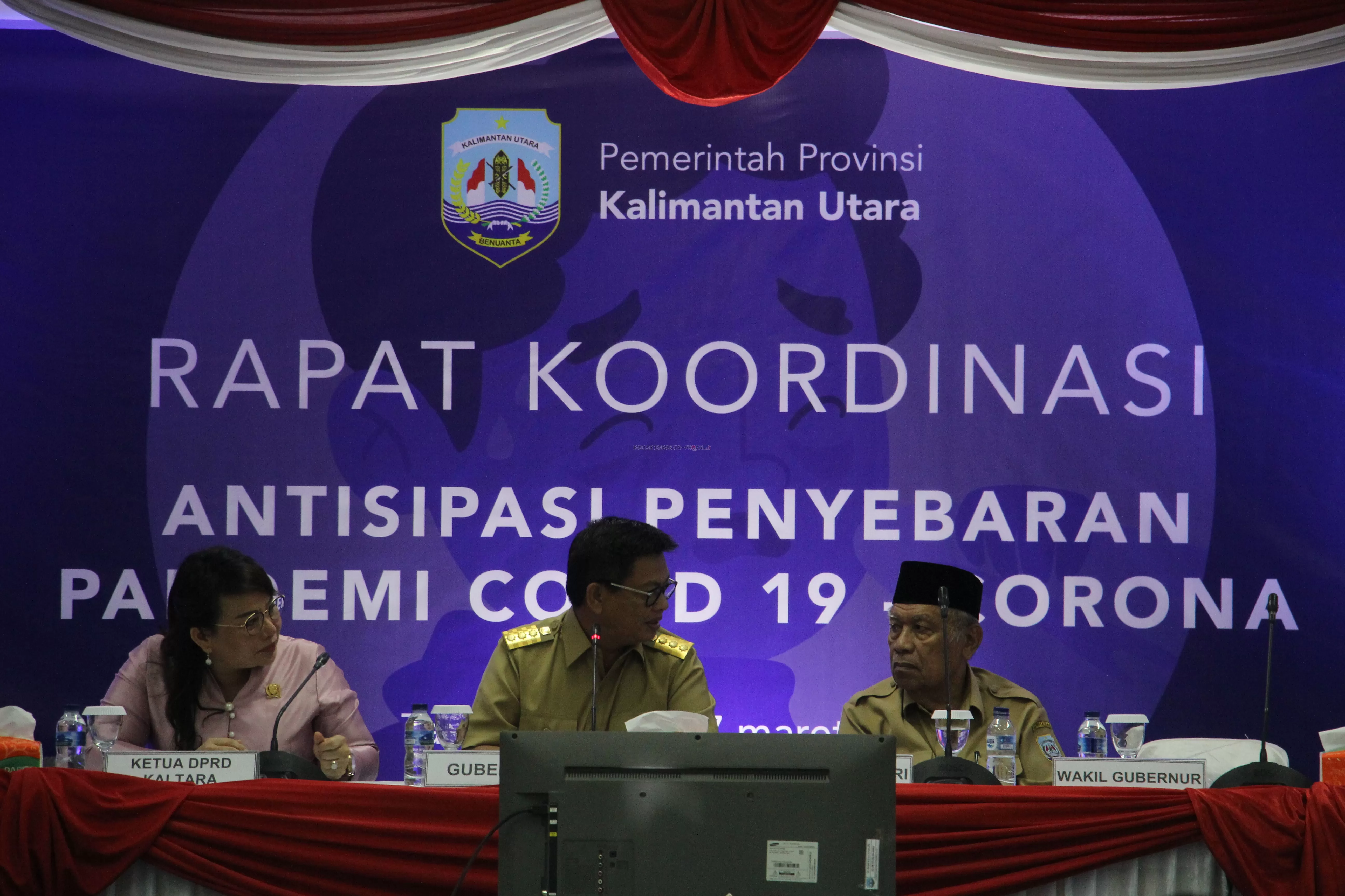DICEK KESEHATANNYA: Wakil Gubernur KaltaraH. Udin Hianggio saat akan memasuki ruangan rakor antisipasi penyebaran pandemi Covid-19 di Tanjung Selor, Selasa (17/3).