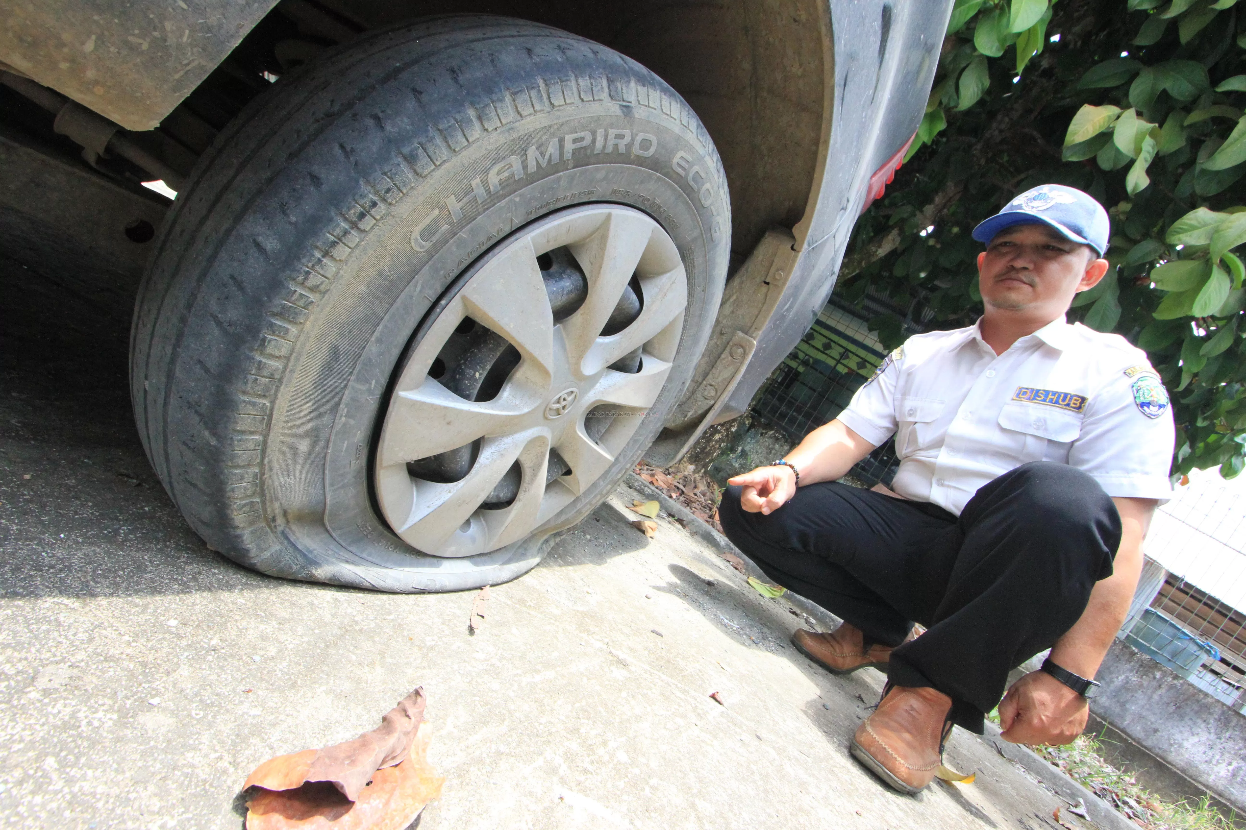 DITERTIBKAN: Salah satu dari 15 unit kendaraan roda empat (R4) yang dilakukan pengempesan ban lantaran parkir bermalam di Pelabuhan Kayan II, Tanjung Selor, kemarin (18/3).