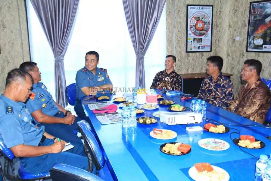 SILATURAHMI: Komandan Pangkalan TNI Utama Angkatan Laut (Danlantamal) Laksamana Pertama TNI Haris Bima Bayuseto saat melakukan kunjungan ke Gedung Silver Radar Tarakan, kemarin (19/3).