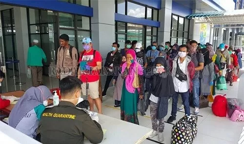 Sebanyak 297 Warga Negara Indonesia (WNI) yang bekerja di Malaysia berhasil pulang ke Tanah Air. Hal ini menyusul adanya kebijakan pemerintah Malaysia yang memulangkan WNI selama dua hari yakni 19-20 Maret, usai penetapan lockdown (karantina wilayah). (Radar Tarakan/Jawa Pos Group)