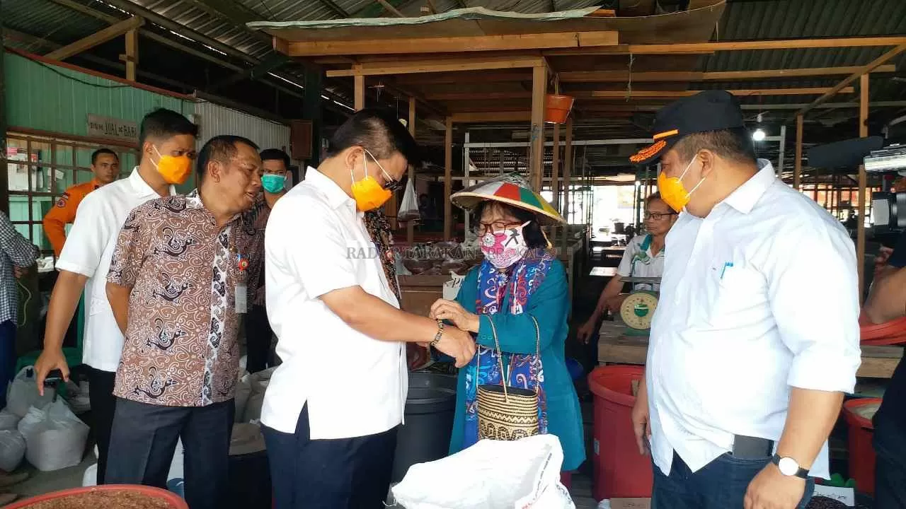 Gubernur Kaltara Irianto Lambrie saat meninjau pasar di Tanjung Selor. Gubernur meminta warga jangan lengah terhadap Covid-19.