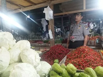 MASIH CUKUP: Kapolres Tarakan AKBP Fillol Praja Arthadira yang melakukan peninjauan terhadap kebutuhan pokok makanan di Pasar Gusher, Tarakan belum lama ini. FOTO: DOKUMEN