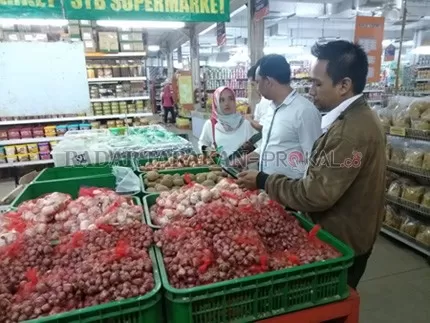 PEMERIKSAAN RUTIN: pihak Disdakop rutin melakukan pemeriksaan di sejmulah pasar dan supermarket, demi kelancaran sembako bagi masayarakat kota Tarakan. FOTO: AGUNG/RADAR TARAKAN
