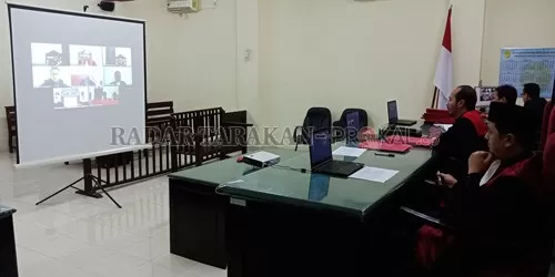 JARAK JAUH: PN Tanjung Selor melaksanakan sidang jarak jauh untuk perkara pidana sesuai surat edaran Mahkamah Agung, Selasa (31/3). FOTO: ASRULLAH/RADAR KALTARA