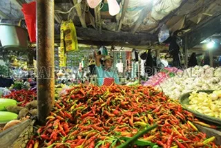 PANGAN: Harga cabai di pasaran mencapai Rp 90 ribu per kilogram, kemarin (31/3). FOTO: IFRANSYAH/RADAR TARAKAN