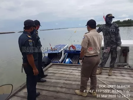 DIPERIKSA: Speedboat yang diduga membawa kepiting jantan dari Tarakan menjalani pemeriksaan dari sejumlah instansi kelautan di Sebatik, Selasa (31/3)