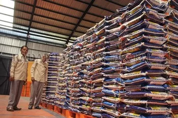 STABIL: Jumlah stok beras yang berada di Bulog GDT Jelarai sebanyak 135 ton dan masih mampu memenuhi permintaan pasar. FOTO: DOKUMEN