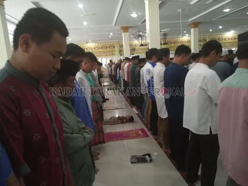 TANPA SAJADAH: Umat muslim tetap khusyuk menunaikan salat Jumat di Masjid Agung Istiqomah, Tanjung Selor, Jumat (20/3) meski di tengah pandemi Covid-19. FOTO: DOKUMEN