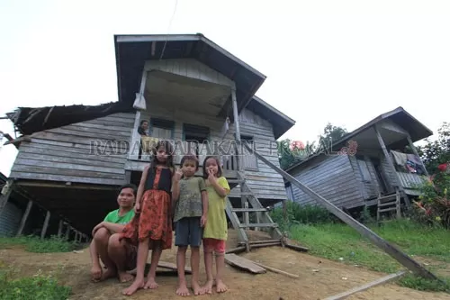 DIRESPONS: Dinsos Bulungan memberikan dukungan terhadap peningkatan sosial dan ekonomi masyarakat di permukiman Semeriot, Desa Ujang, Kecamatan Sekatak. FOTO: RACHMAD RHOMADHANI/RADAR KALTARA