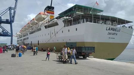 Kapal Lambelu yang membawa 1.009 penumpang. Diantara penumpang itu ada ADP Corona, karena mereka ikut dalam ijtima ulama di Gowa.