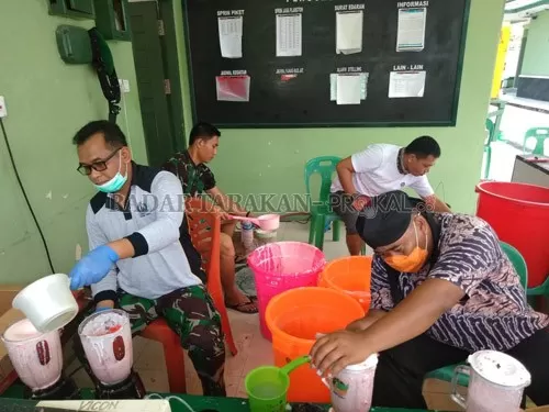 BERLANJUT: Petugas di Kodim mengolah sabun batang menjadi sabun cair untuk cuci tangan. FOTO: AGUNG/RADAR TARAKAN