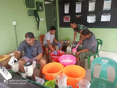 CEGAH COVID-19: Anggota Kodim 0907 Tarakan tetap mengolah sabun batangan jadi sabun cair di akhir pekan, Minggu (5/4) untuk didistribusikan ke masyarakat. FOTO: JANURIANSYAH/RADAR TARAKAN