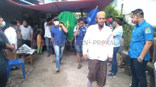 BERDUKA: Warga RT 29, Kelurahan Sebengkok, Tarakan Tengah mengantarkan almarhum Edi Ladahiya menuju tempat peristirahatan terakhirnya. FOTO: AGUNG/RADAR TARAKAN