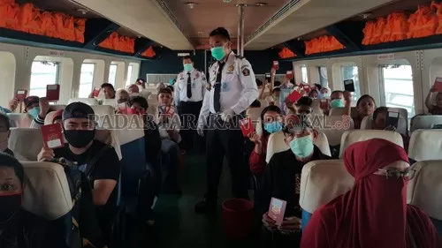 MERASA BAHAGIA: Sebanyak 98 warga Malaysia telah dipulangkan ke Malaysia melalui Pelabuhan Iinternasional Tunon Taka Nunukan, Selasa (7/4). FOTO: IMIGRASI NUNUKAN UNTUK RADAR TARAKAN