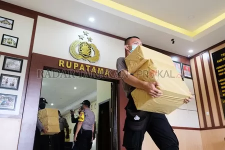 PEDULI: Anggota Polres Malinau saat mengangkut paket sembako untuk disalurkan dan diberikan kepada warga terdampak Covid-19. FOTO: AGUSSALAM SANIP/RADAR TARAKAN