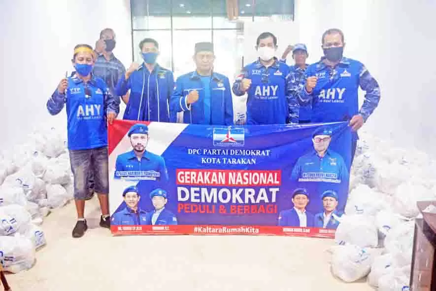 BERBAGI: Dewan Pimpinan Cabang (DPC) Partai Demokrat Kota Tarakan membagikan 1.500 paket sembako dan 3.500 masker untuk masyarakat yang terdampak Covid-19. FOTO: IST